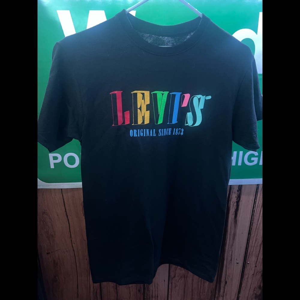 Levi’s graphic t-shirt